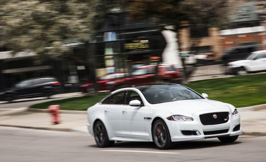  Jaguar XJR 2016 года  (US) (фото 9 из 13)